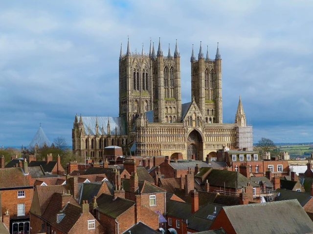 Lincoln Cathedral was consecrated #OnThisDay in 1092. It is the fourth largest cathedral in the UK and holds one of the four remaining copies of the original Magna Carta. The Cathedral is pictured here viewed from Lincoln Castle. (Image: DrMoschi via Wikimedia Commons CC BY-SA 4.0)