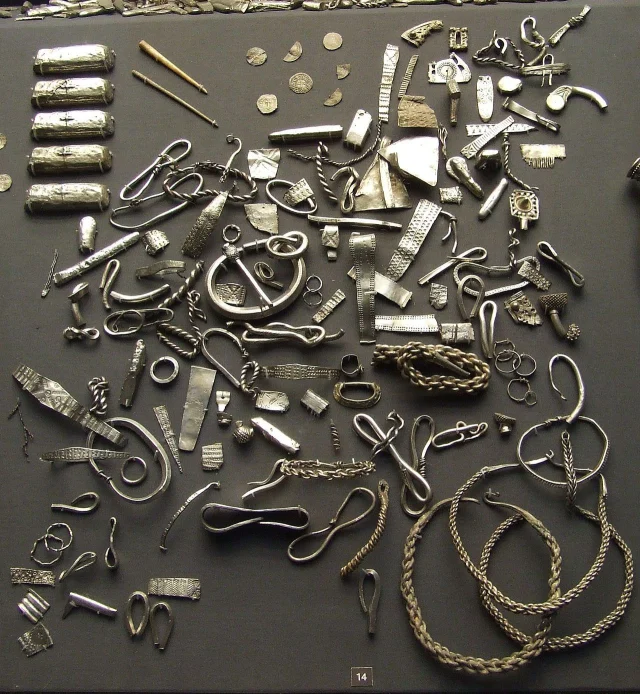 The Cuerdale Hoard was discovered #OnThisDay in 1840. The hoard is one of the largest Viking hoards yet discovered in Britain, with over 8600 items of silver stashed in a lead box. Image of the hoard on display at The British Museum (Image: Jmiall via Wiki Commons CC BY-SA 3.0).