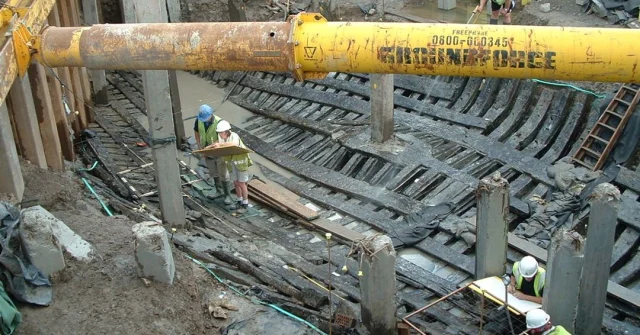 #OnThisDay in 2002, the Newport Medieval Ship was discovered during foundation building work for the Riverfront Arts Centre. It's the most substantial late medieval vessel excavated and recovered in Britain and dates to the mid 15th century. (Image: Owain via Wikimedia Commons, CC BY SA 3.0). @friends_of_newportship