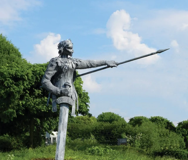 Æthelflæd, Lady of the Mercians, died #OnThisDay in 918. Pictured is the statue erected to commemorate 1,100 years since her death in Tamworth. Her spear points visitors towards the town centre and Tamworth Castle (image: Annatoone via Wiki Commons, CC BY SA 4.0).