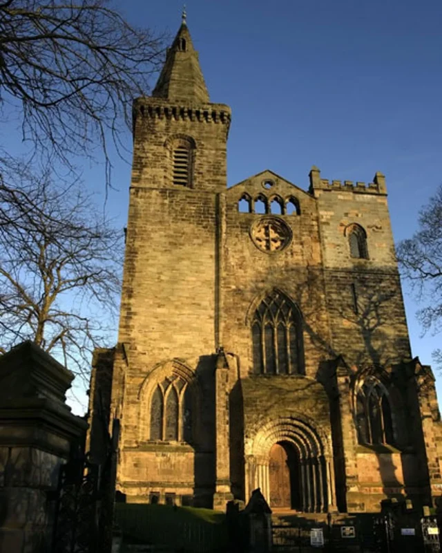 Robert I (Robert the Bruce) died #OnThisDay in 1329. The cause of his death remains unclear, with suggestions ranging from leprosy to eating too many eels! He is buried in Dunfermline Abbey (pictured), although his heart is interred at Melrose Abbey. (Image:  Andy Stephenson via Wiki Commons CC BY-SA 2.0).