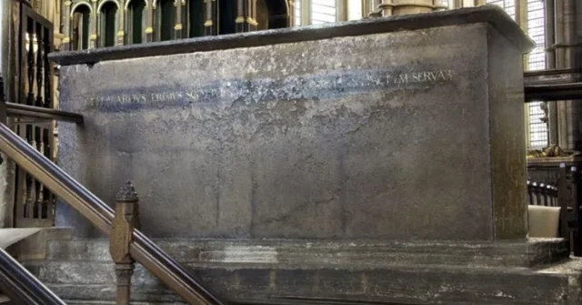Edward I died #OnThisDay in 1307. He was making his way north to fight Robert the Bruce when he contracted dysentery and died in the arms of his servants as they lifted him to eat his breakfast. Pictured is his surprisingly plain tomb in  Westminster Abbey. (Image: © Dean and Chapter of Westminster).