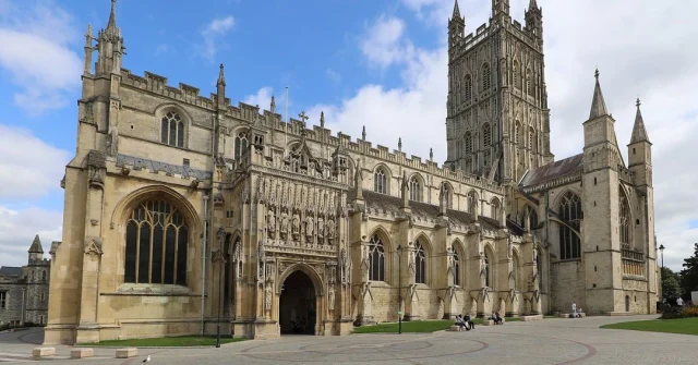 Gloucester Cathedral was consecrated #OnThisDay in 1100. The present building was begun in 1089 on the site of earlier religious buildings. (Image: Geni via Wikimedia Commons, CC BY-SA 4.0).